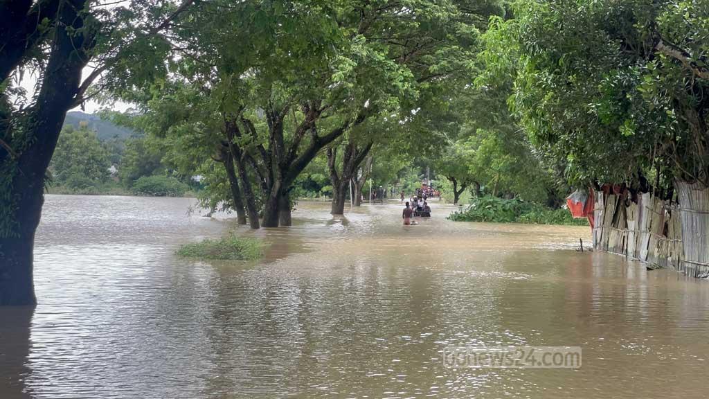 Khagrachari floods submerge 30 villages, leave 250 tourists stranded