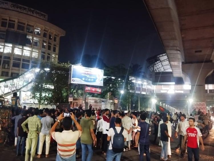 DU students block Shahbagh demanding KUET VC's resignation