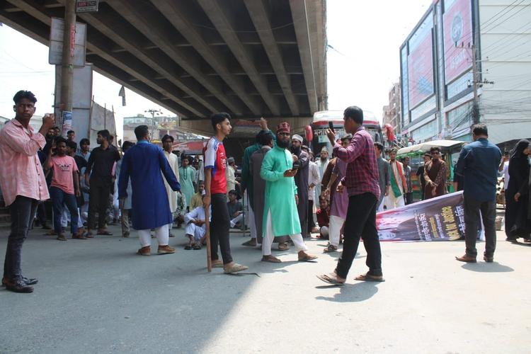Tarikat supporters' blockade ongoing in Chattogram, clash with police