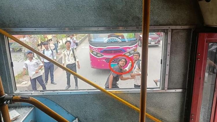 Attack on DU’s Khonika bus, 10 injured