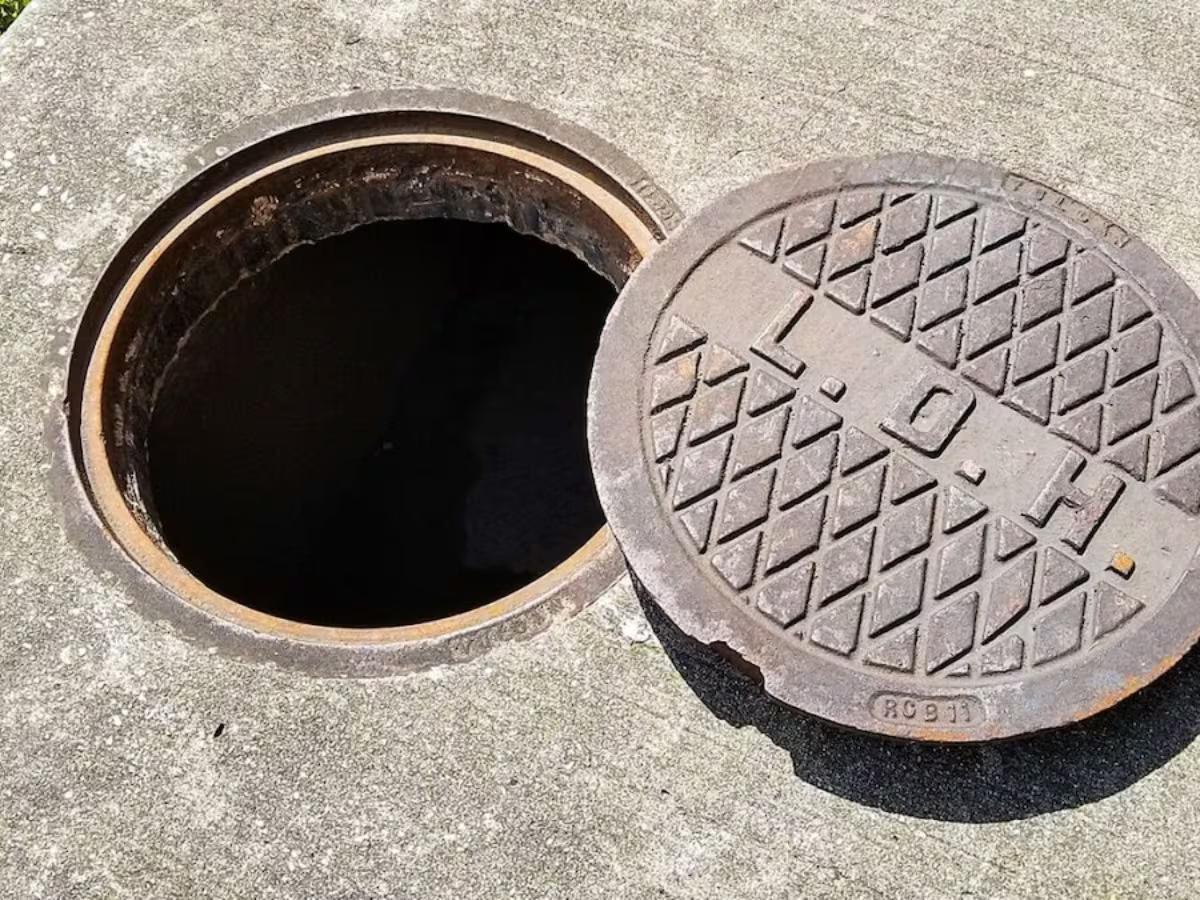 Trouble of manholes in the city must be resolved